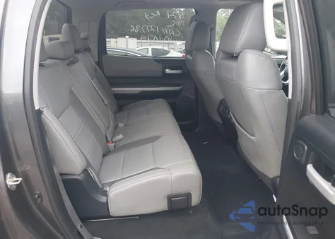 2018 Toyota Tundra Limited 5.7L V8 z USA, uszkodzony, nr VIN 5TFHW5F16JX711029